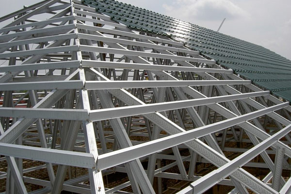 Melayani pembuatan baja ringan untuk rangka atap, konstruksinya kuat meskipun bobotnya ringan